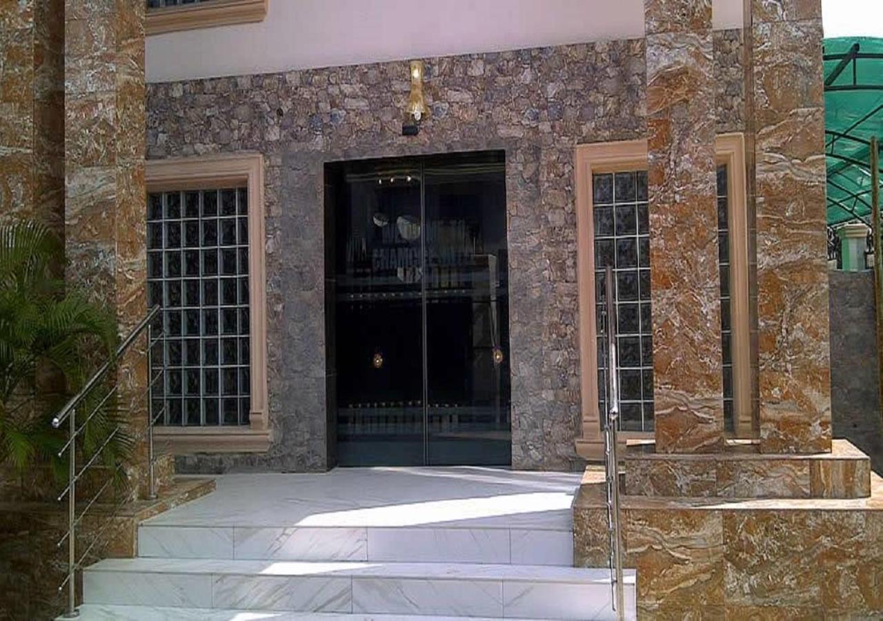 Chamcce Hotel Ajao Лагос Екстериор снимка